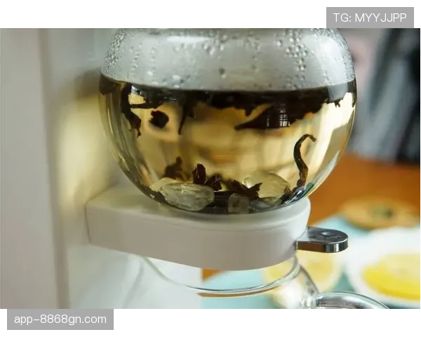 欧文家冰箱里只放椰子水和黑咖啡，训练完直接啃冰块解渴